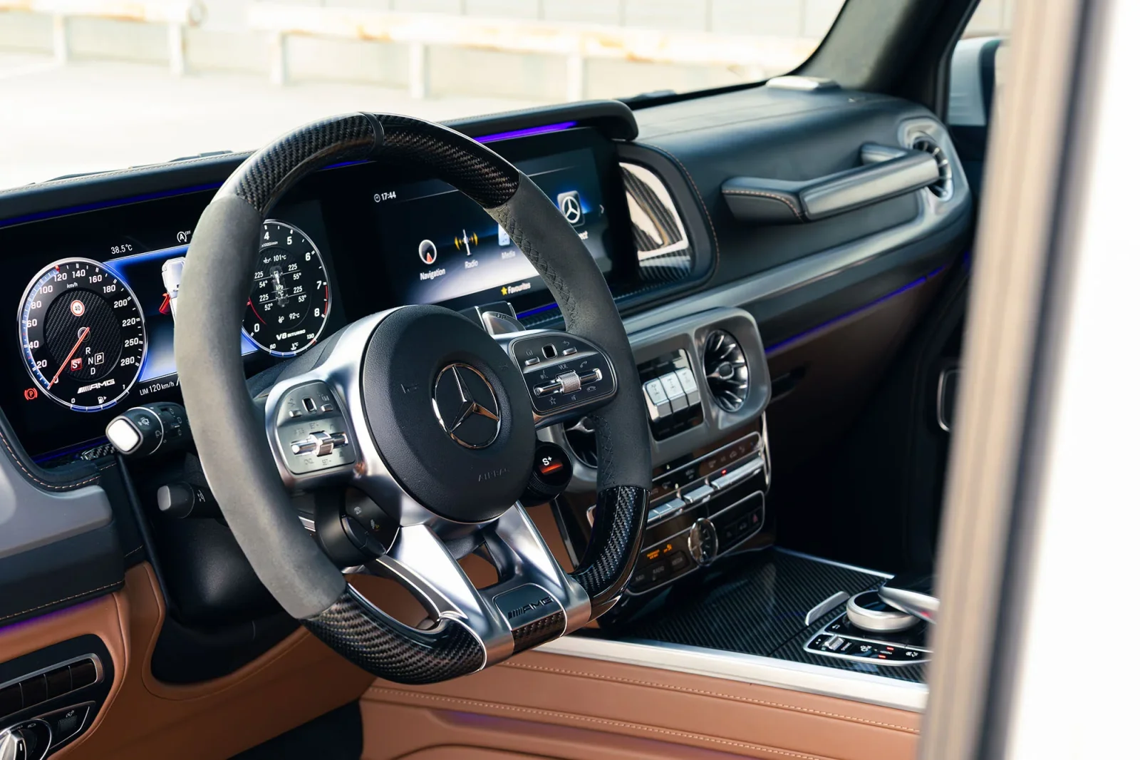 Noleggio Mercedes-Benz G-Class 63 AMG Bianco 2022 a Dubai - 14 