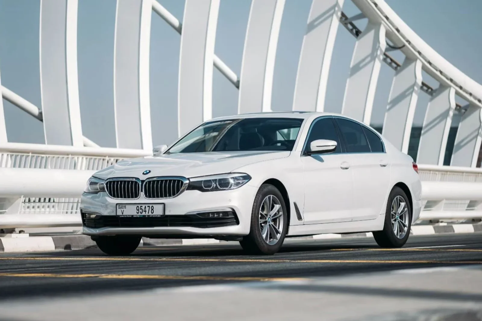 Alquiler BMW 5-Series 520i Blanco 2020 en Dubái