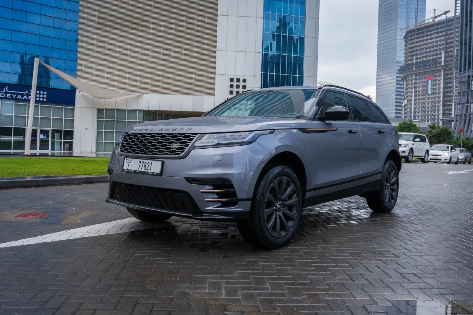 Alquiler Land Rover Range Rover Velar SE Gris 2020 en Dubái