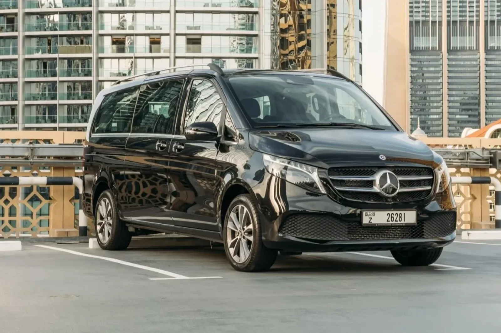 Kiralık Mercedes-Benz V-Class 250 Siyah 2023 içinde Dubai