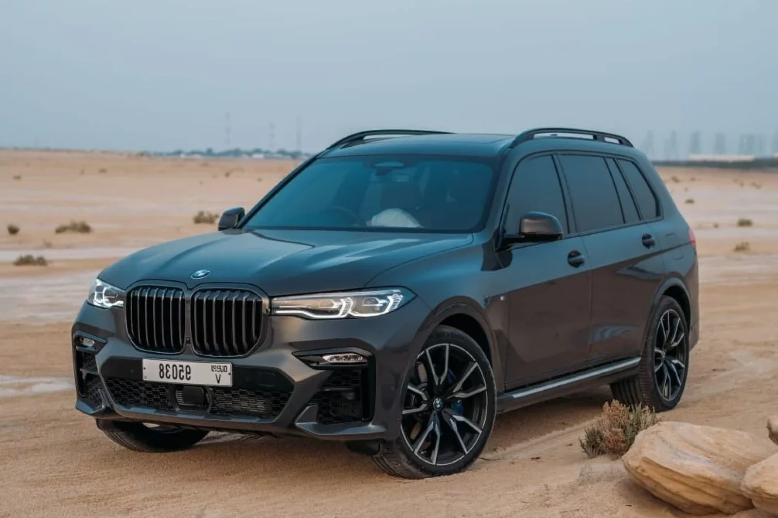 Kiralık BMW X7  Siyah 2022 içinde Dubai