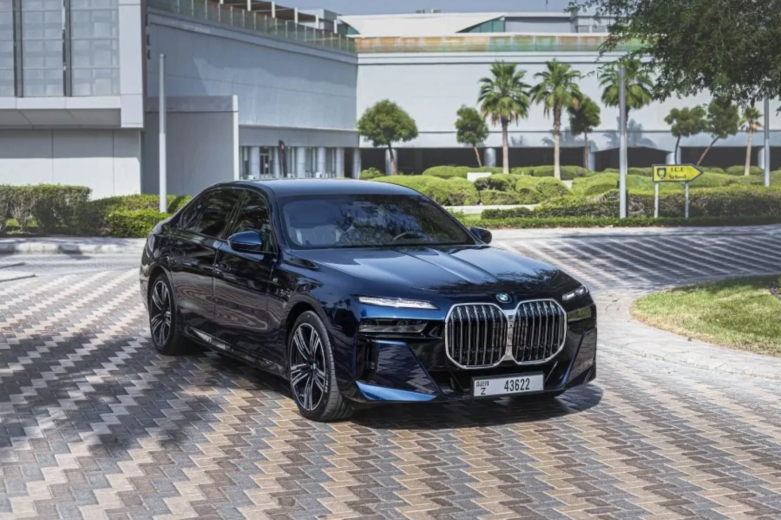 Alquiler BMW 7-Series  Azul 2023 en Dubái