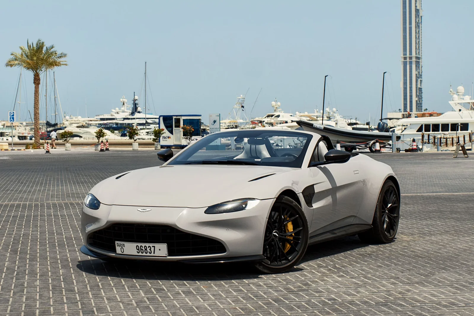 Miete Aston Martin Vantage  Beige 2022 in der Dubai