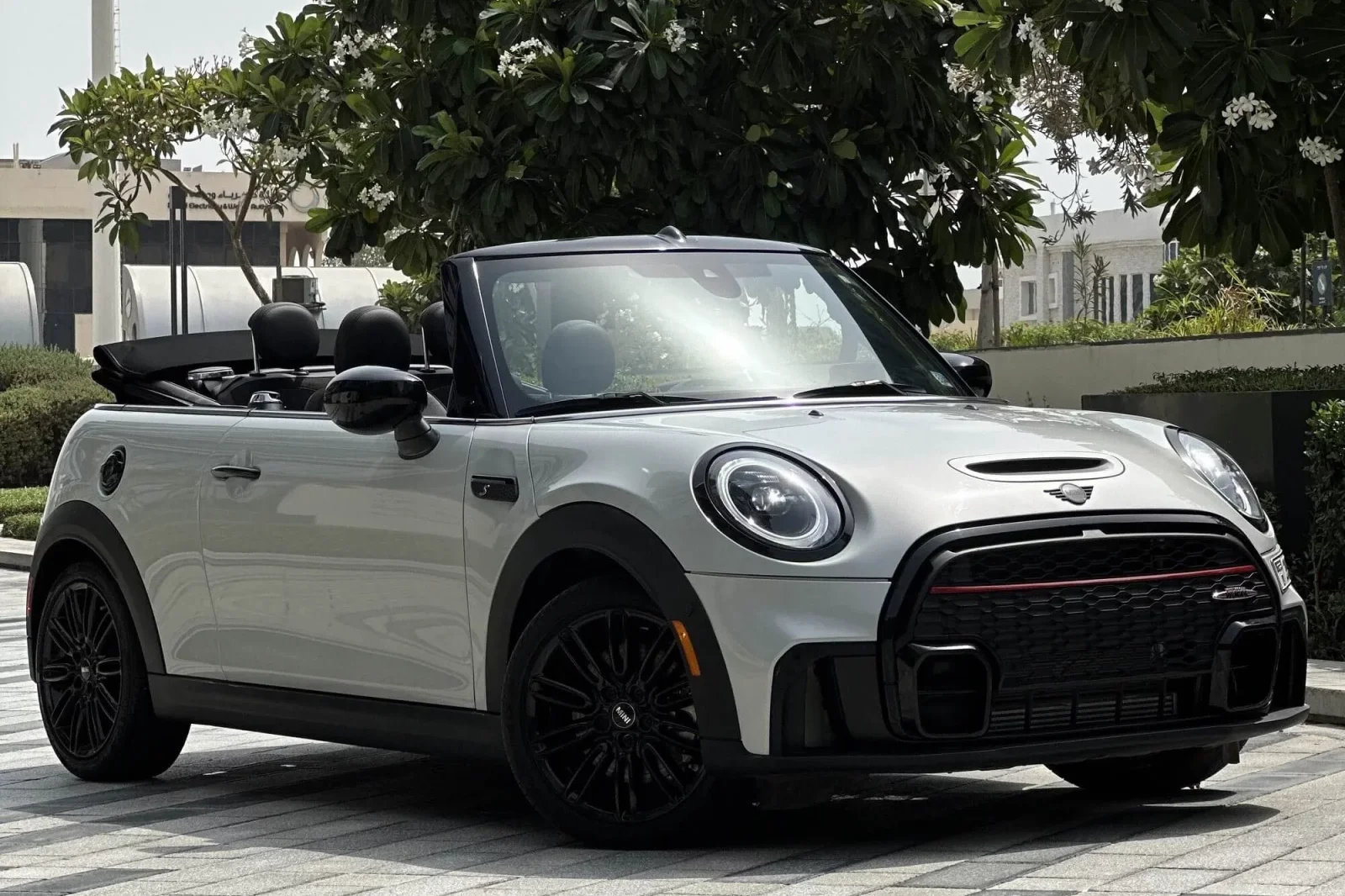 Miete Mini Cabrio S JCW Grau 2022 in der Dubai