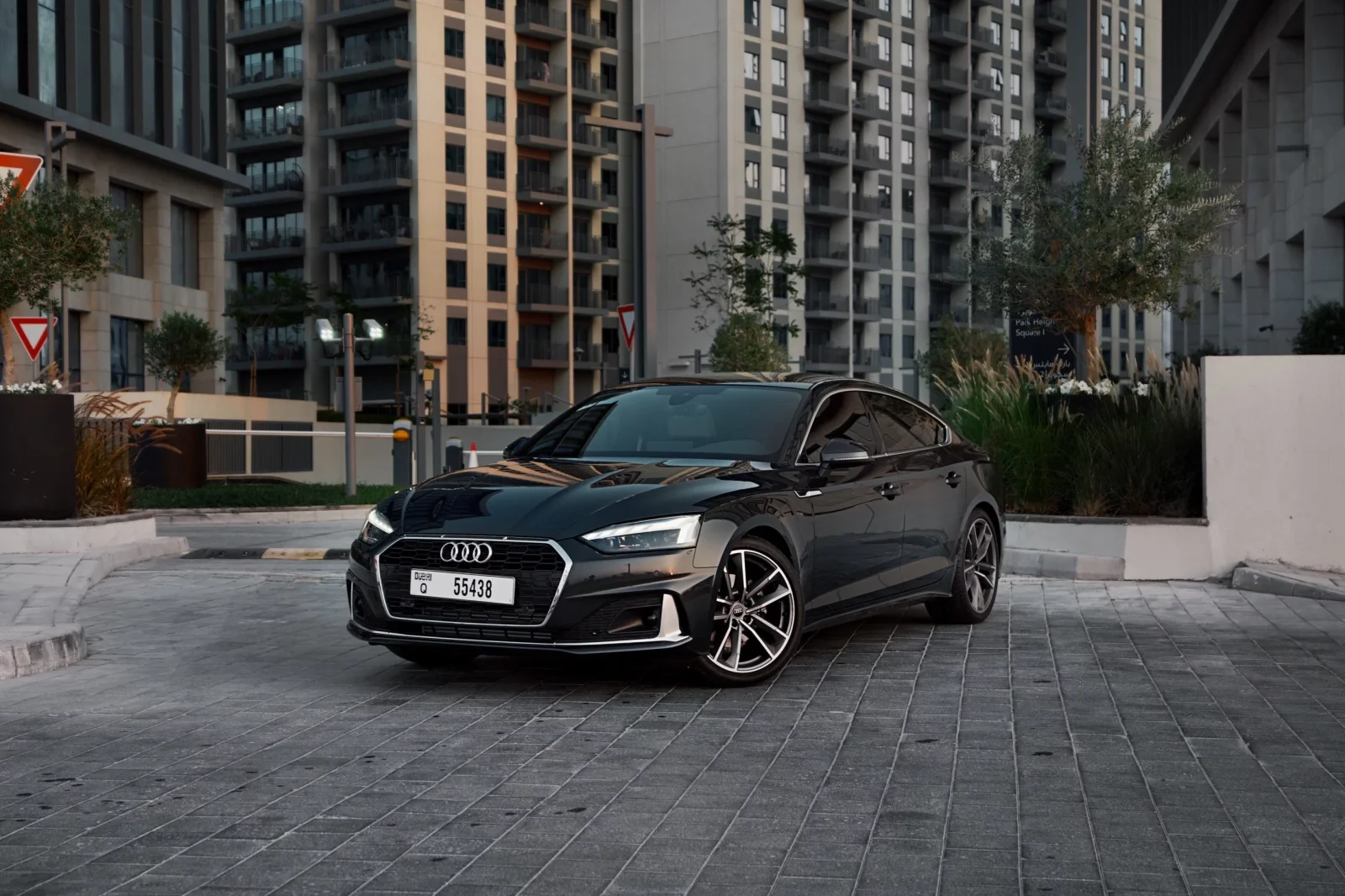 Miete Audi A5  Grau 2023 in der Dubai