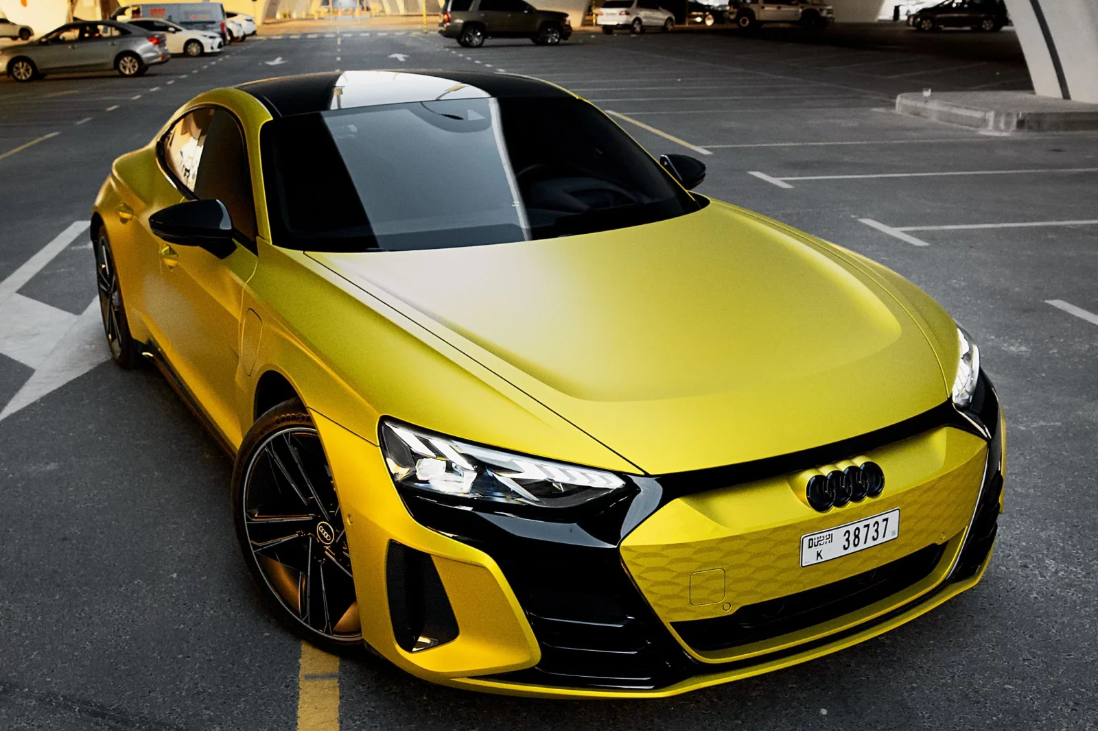 Alquiler Audi e-tron GT RS Amarillo 2022 en Dubái