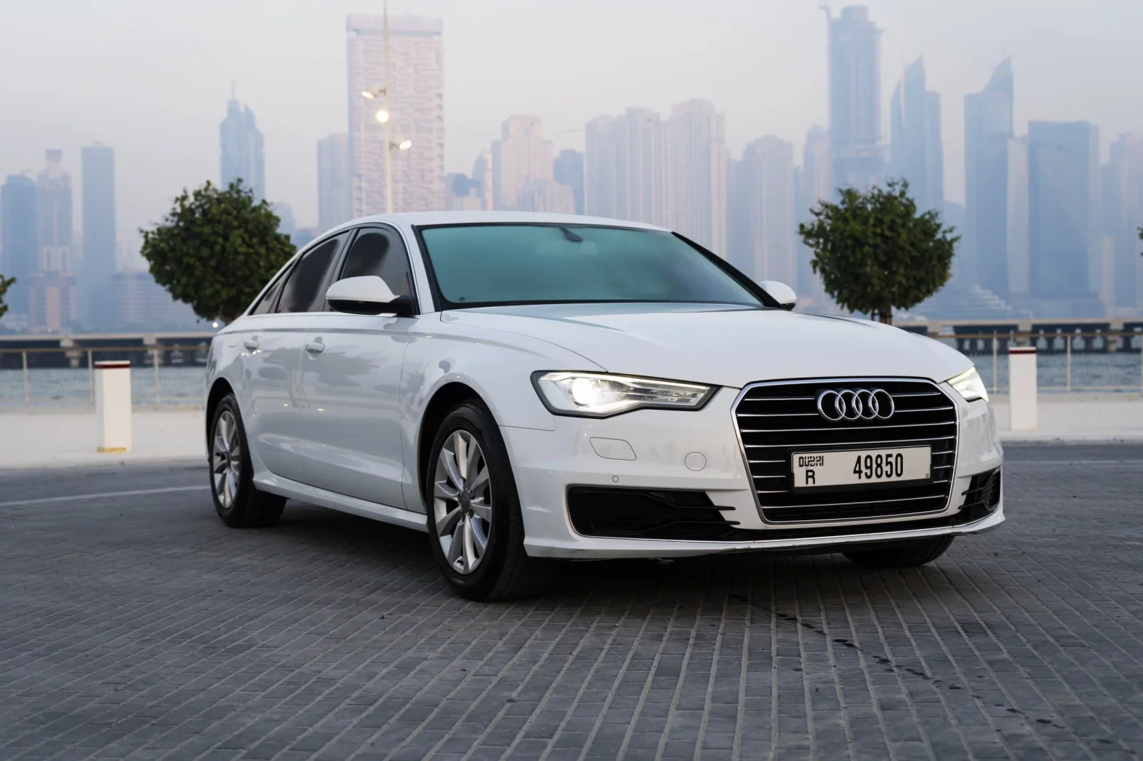 Loyer Audi A6  Blanc 2016 en Dubai