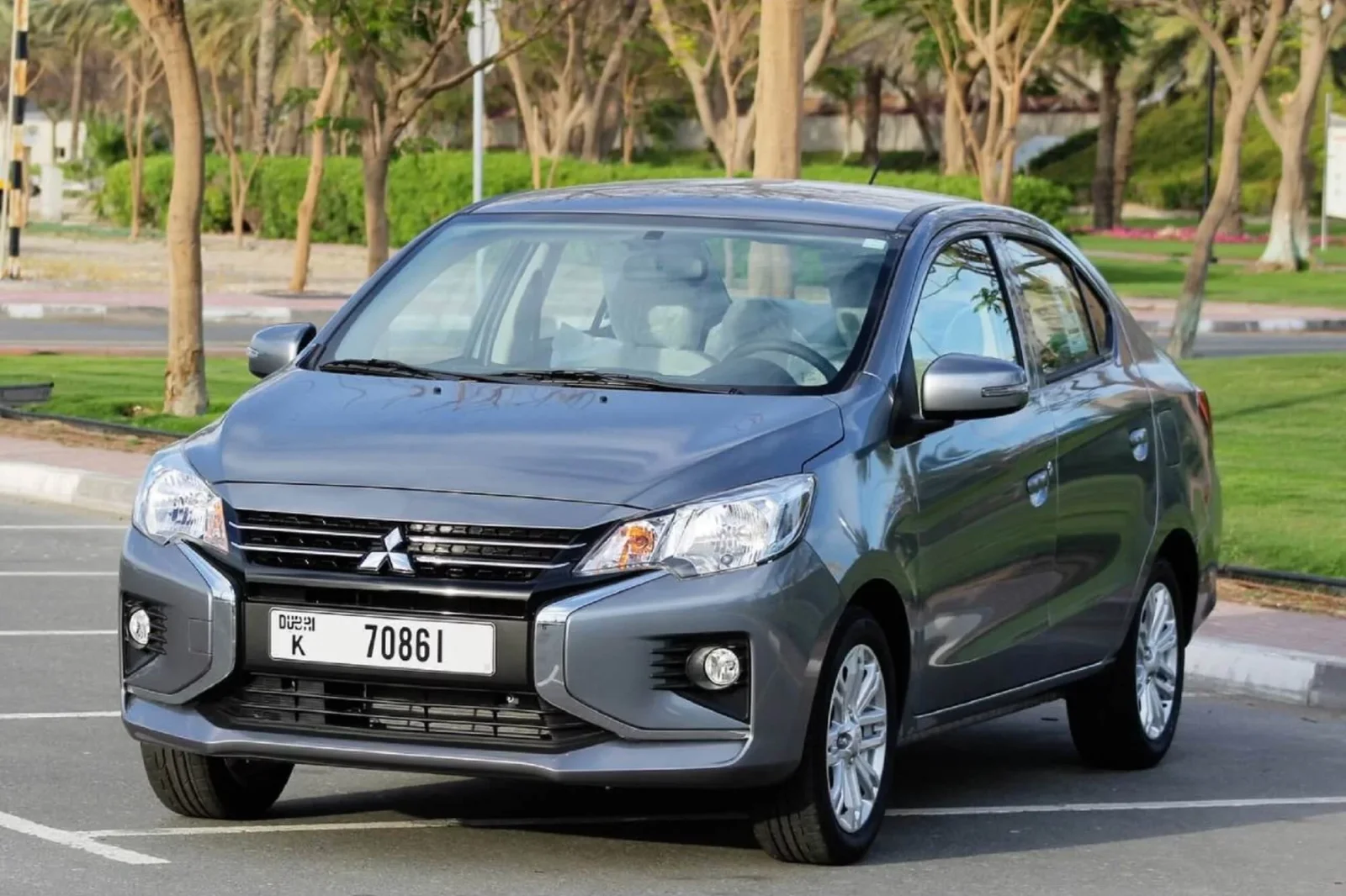 Loyer Mitsubishi Attrage  Gris 2023 en Dubai