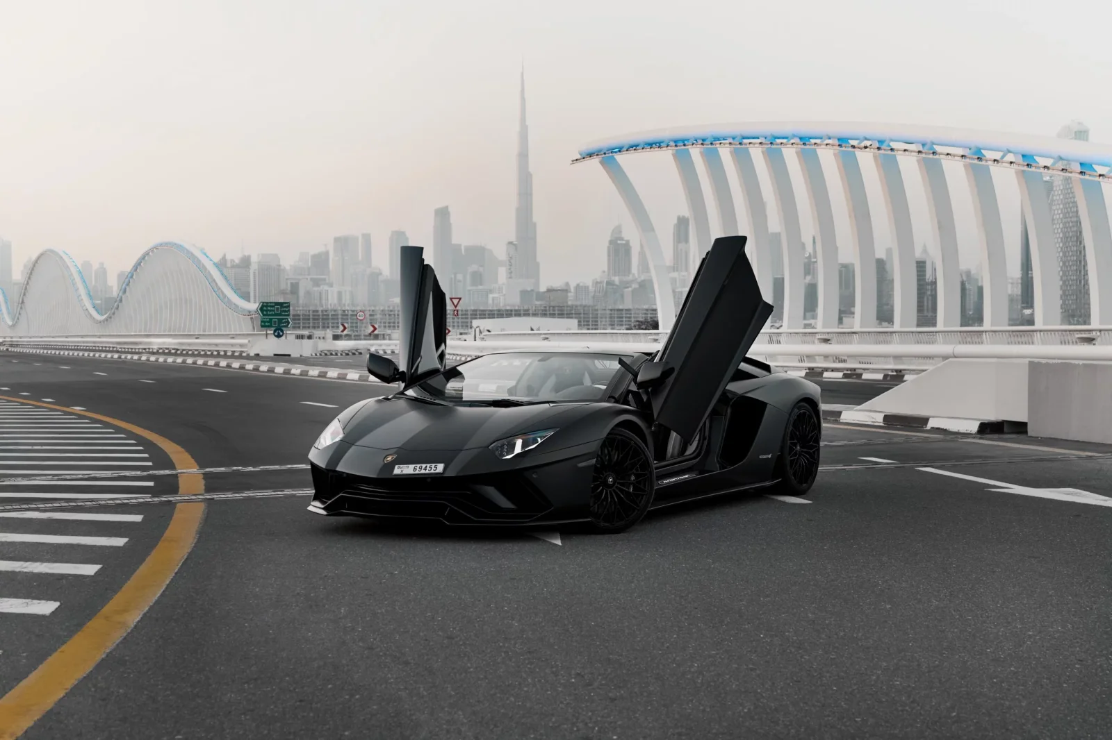 Miete Lamborghini Aventador S Roadster Schwarz 2019 in der Dubai