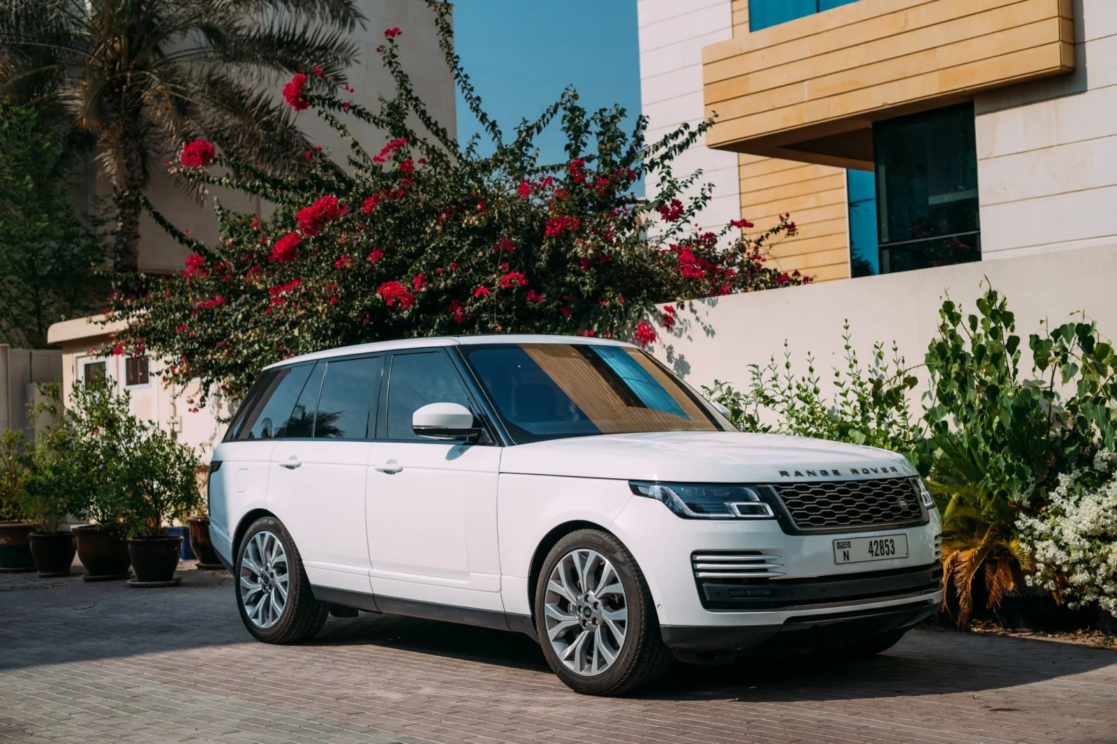 Kiralık Land Rover Range Rover Vogue  Beyaz 2021 içinde Dubai