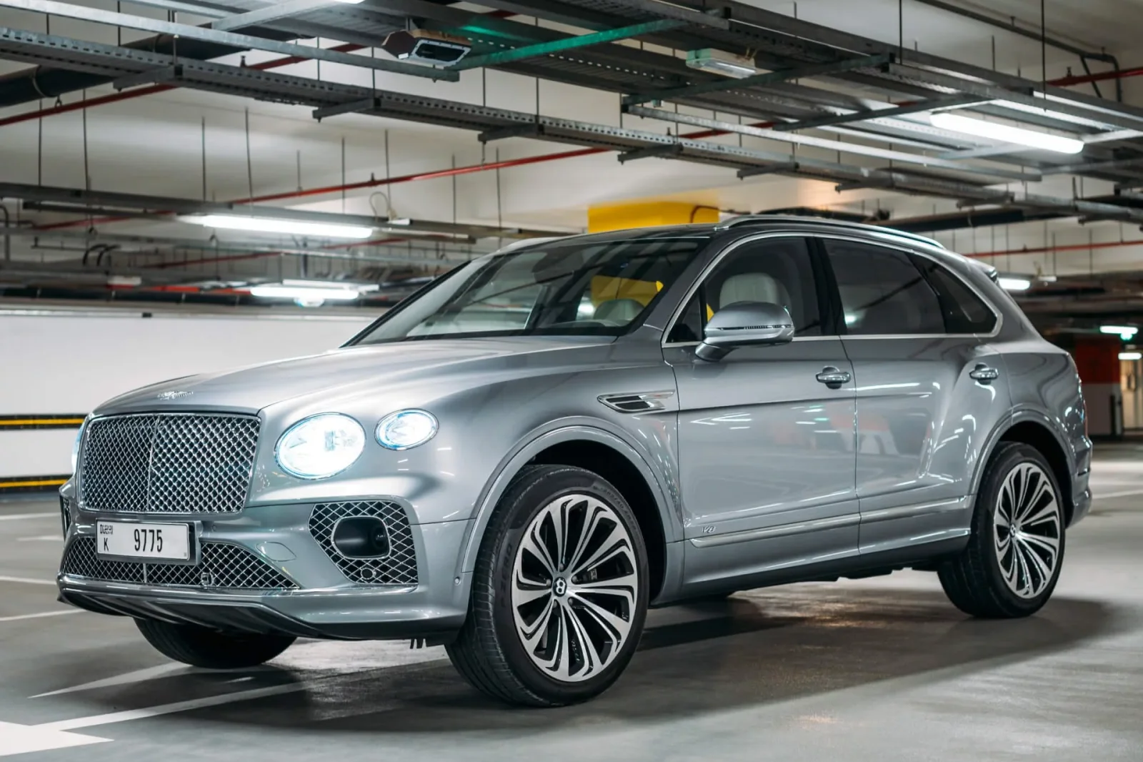 Miete Bentley Bentayga V8 Silber 2021 in der Dubai