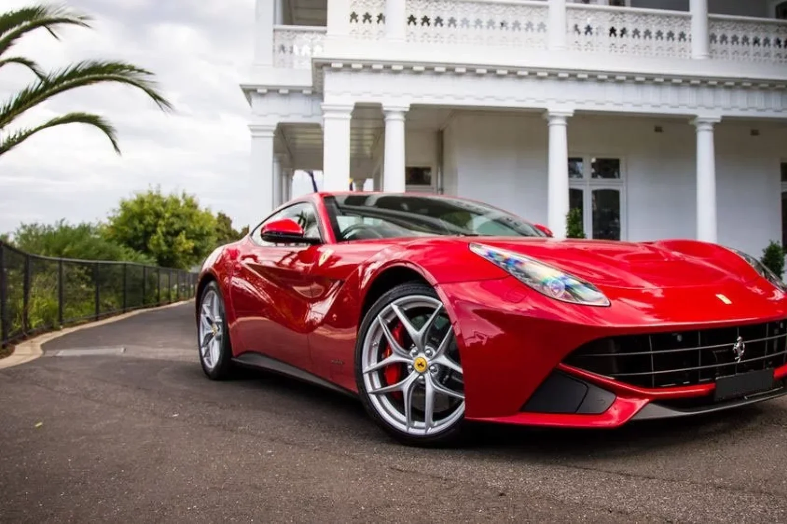 Kiralık Ferrari F12 Berlinetta  Kırmızı 2017 içinde Dubai