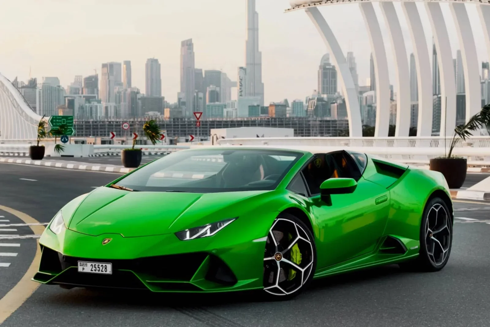 Miete Lamborghini Huracan Evo Spyder Grün 2022 in der Dubai