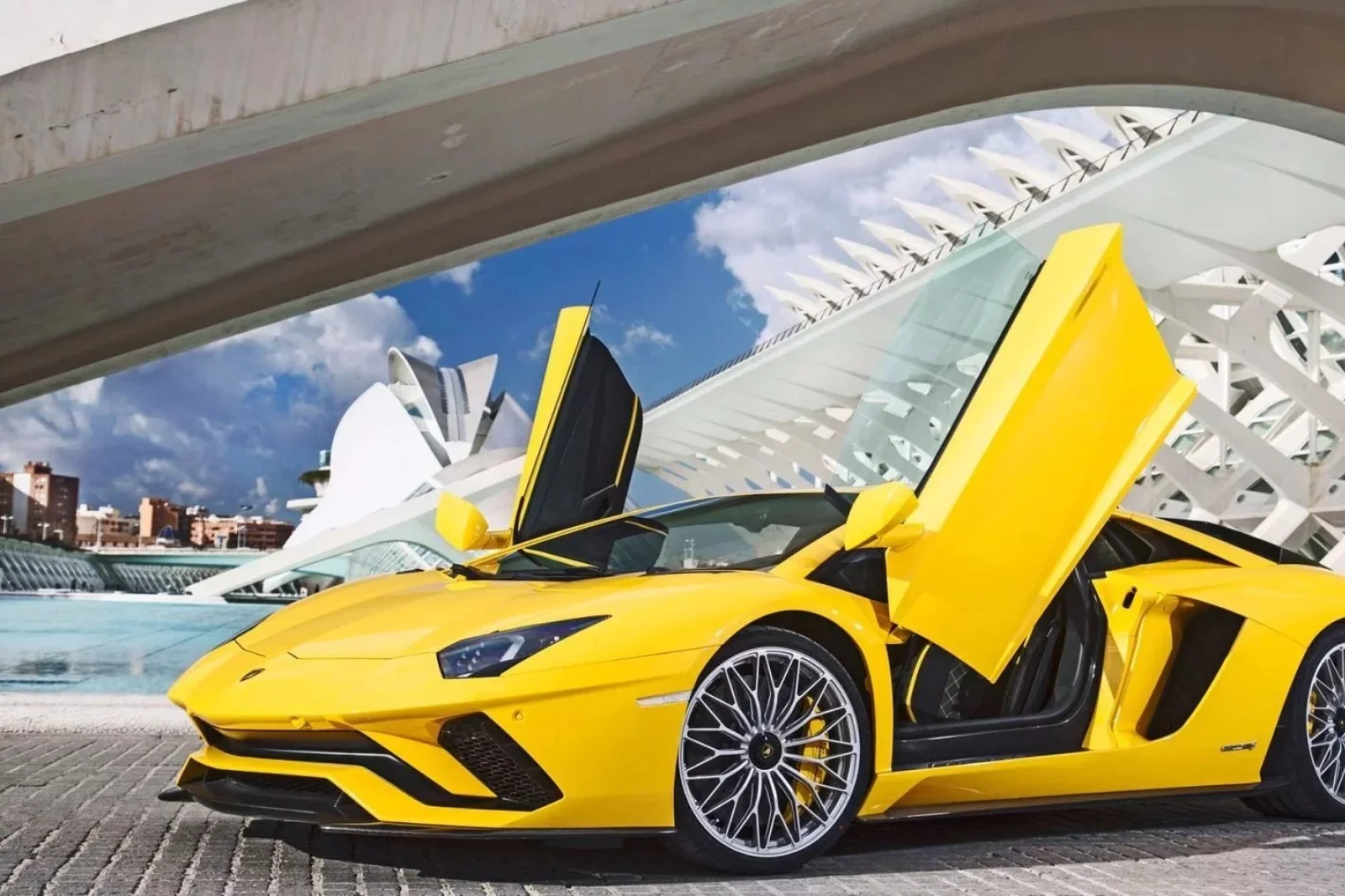 Kiralık Lamborghini Aventador S Sarı 2019 içinde Dubai