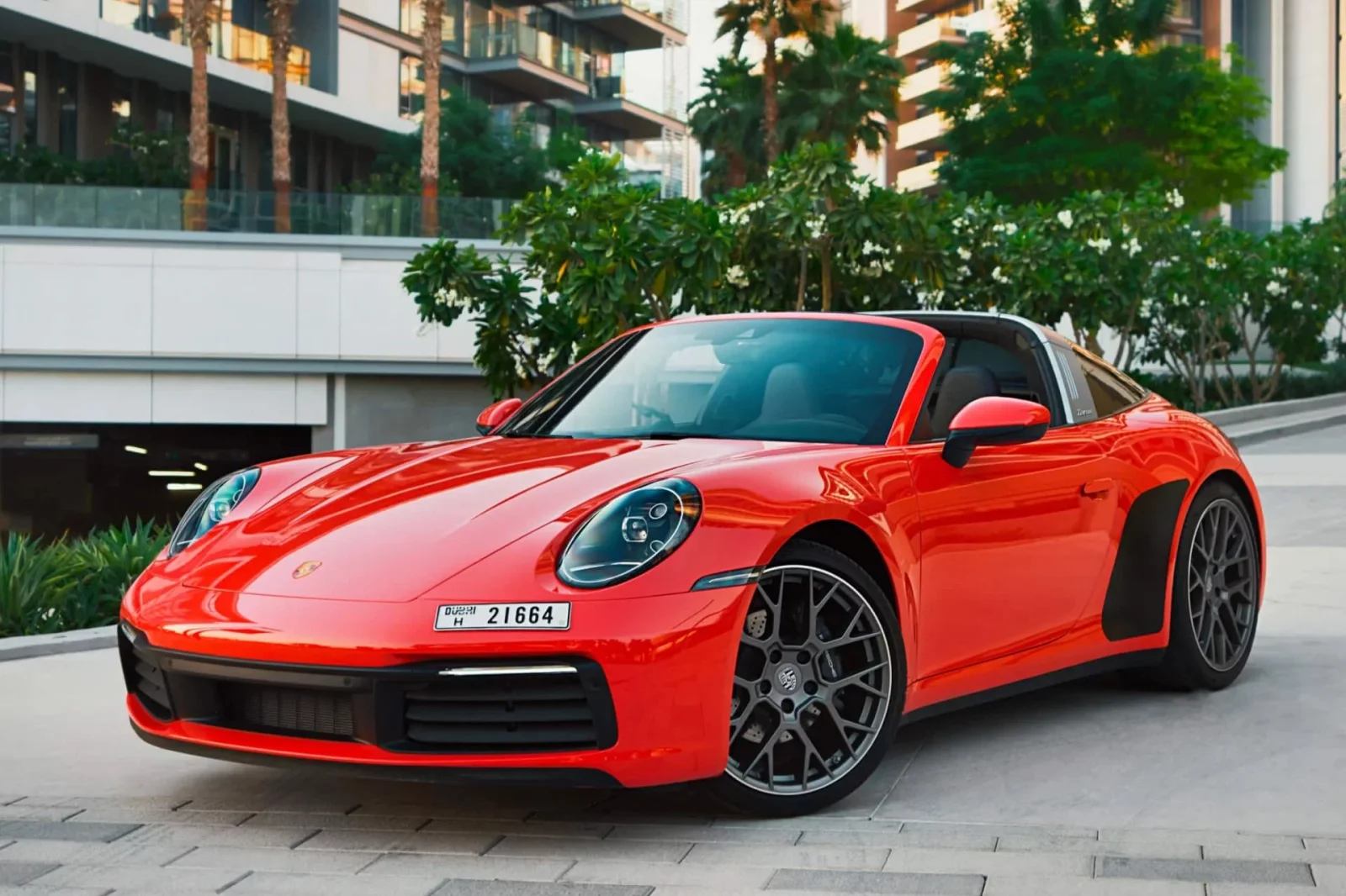 Miete Porsche 911 Targa 4 Rot 2022 in der Dubai