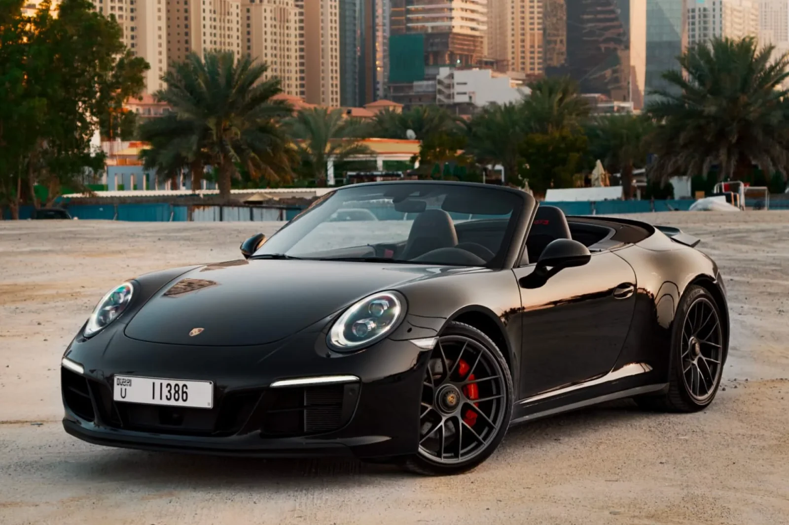 Kiralık Porsche 911 GTS Cabrio Siyah 2019 içinde Dubai