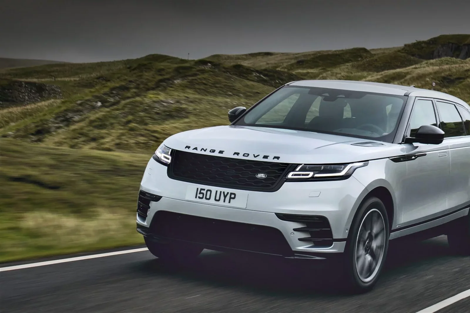 Kiralık Land Rover Range Rover Velar  Gümüş 2020 içinde Dubai