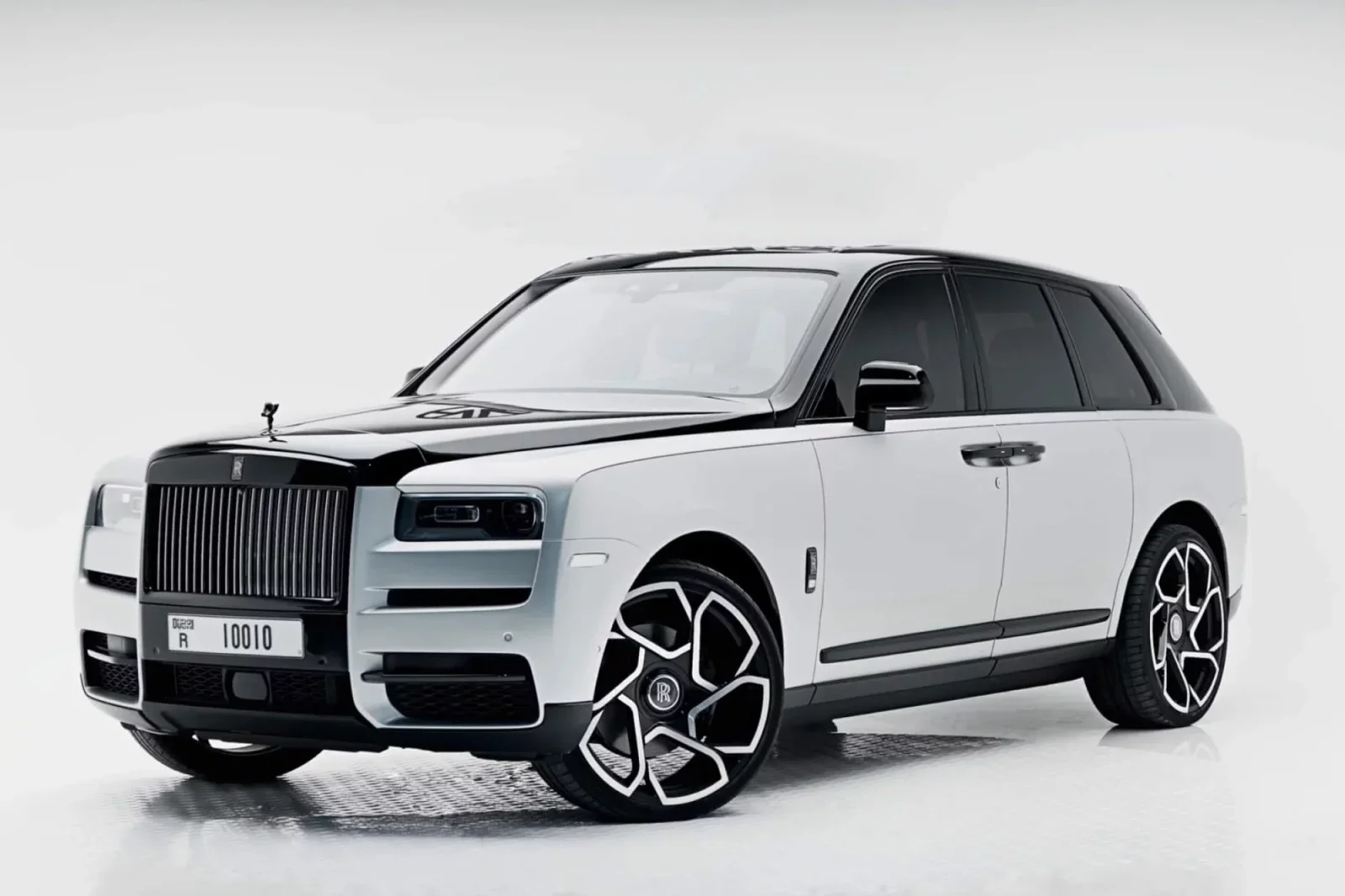 Loyer Rolls-Royce Cullinan Black Badge Blanc 2023 en Dubai