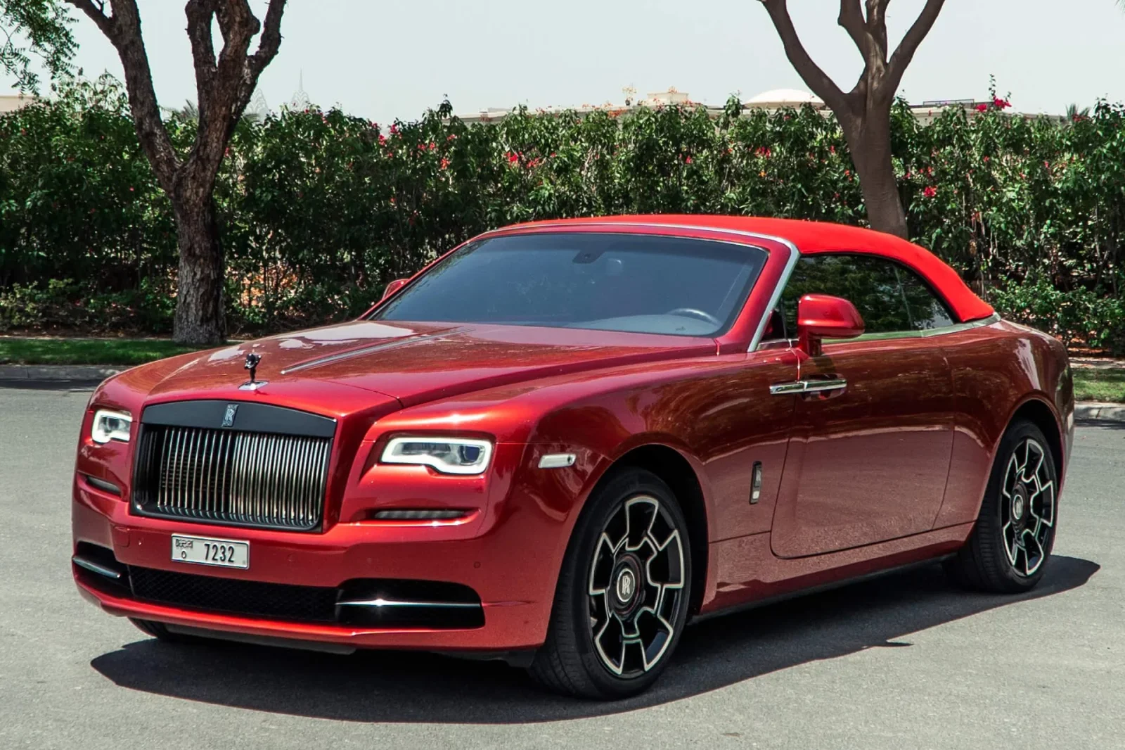 Kiralık Rolls-Royce Dawn Black Badge Kırmızı 2021 içinde Dubai