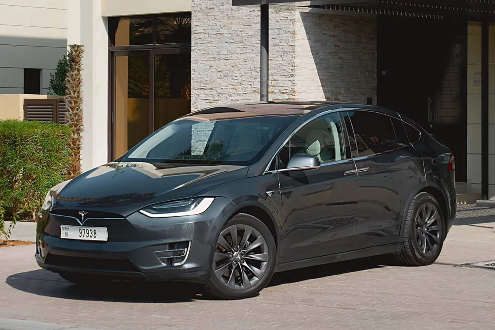 Loyer Tesla Model X  Gris 2021 en Dubai