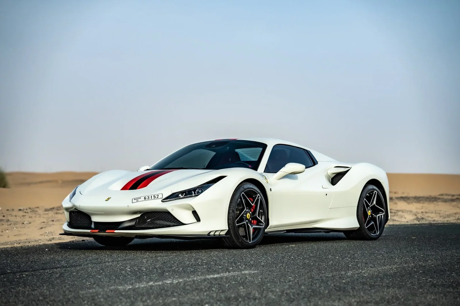 Kiralık Ferrari F8 Tributo Spider Beyaz 2021 içinde Dubai