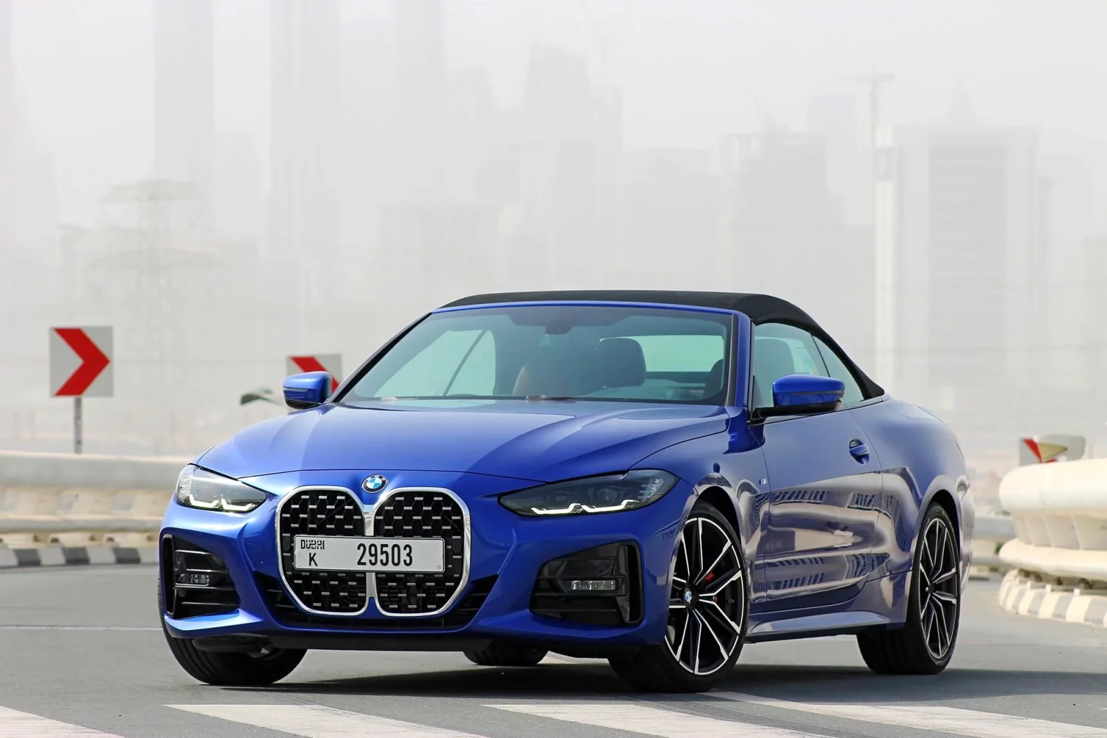 Miete BMW 4-Series  Blau 2023 in der Dubai