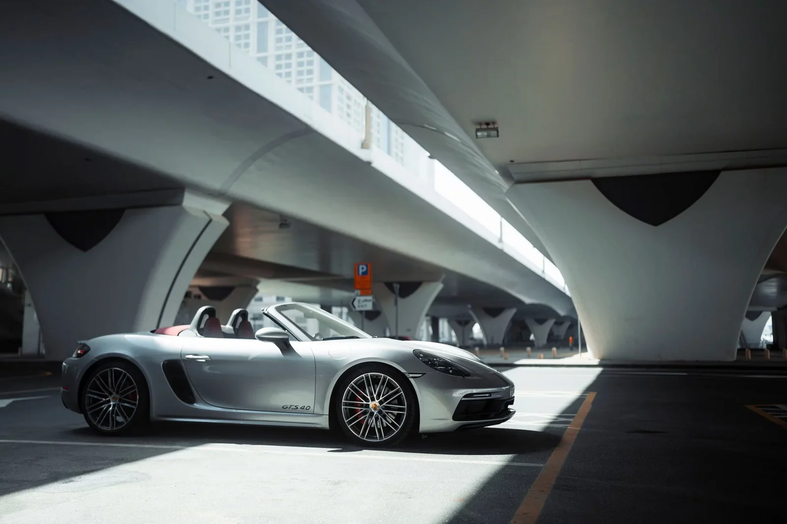 Huren Porsche Boxster GTS Grijs 2021 in Dubai - 4 