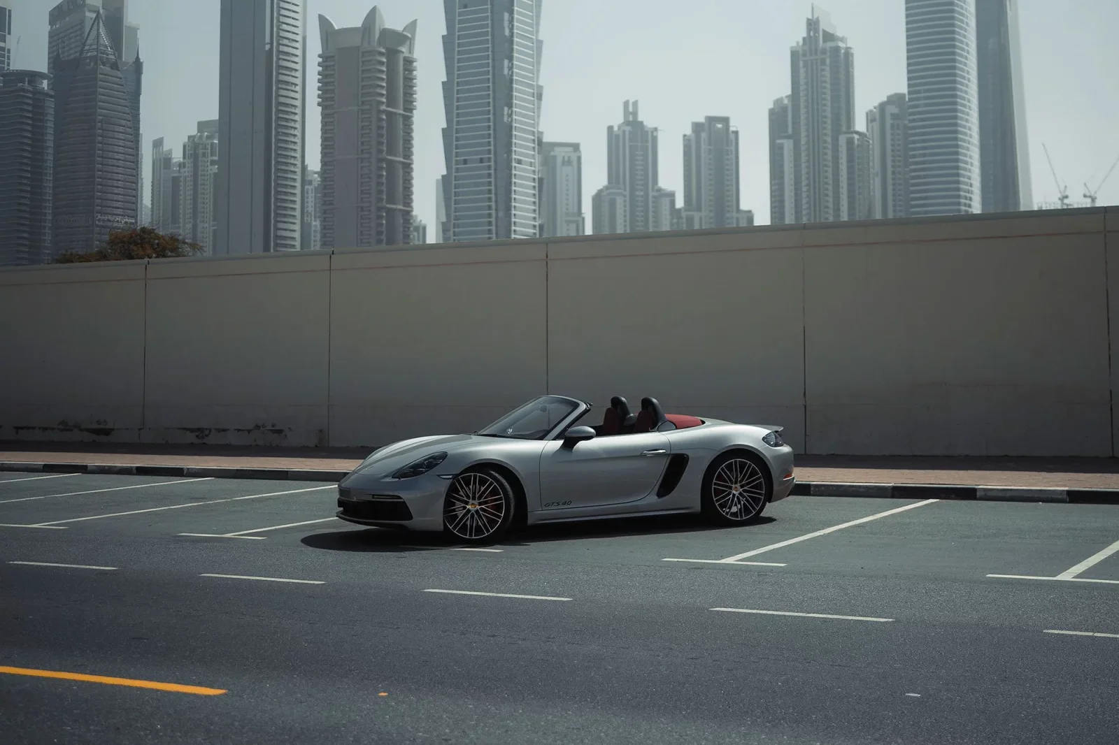 Huren Porsche Boxster GTS Grijs 2021 in Dubai - 3 
