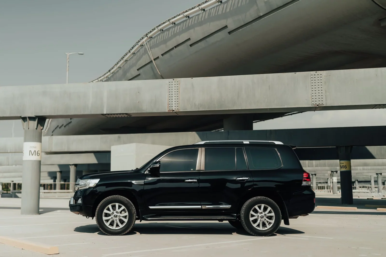 Alquiler Toyota Land Cruiser 200 Negro 2021 en Dubái - 3 