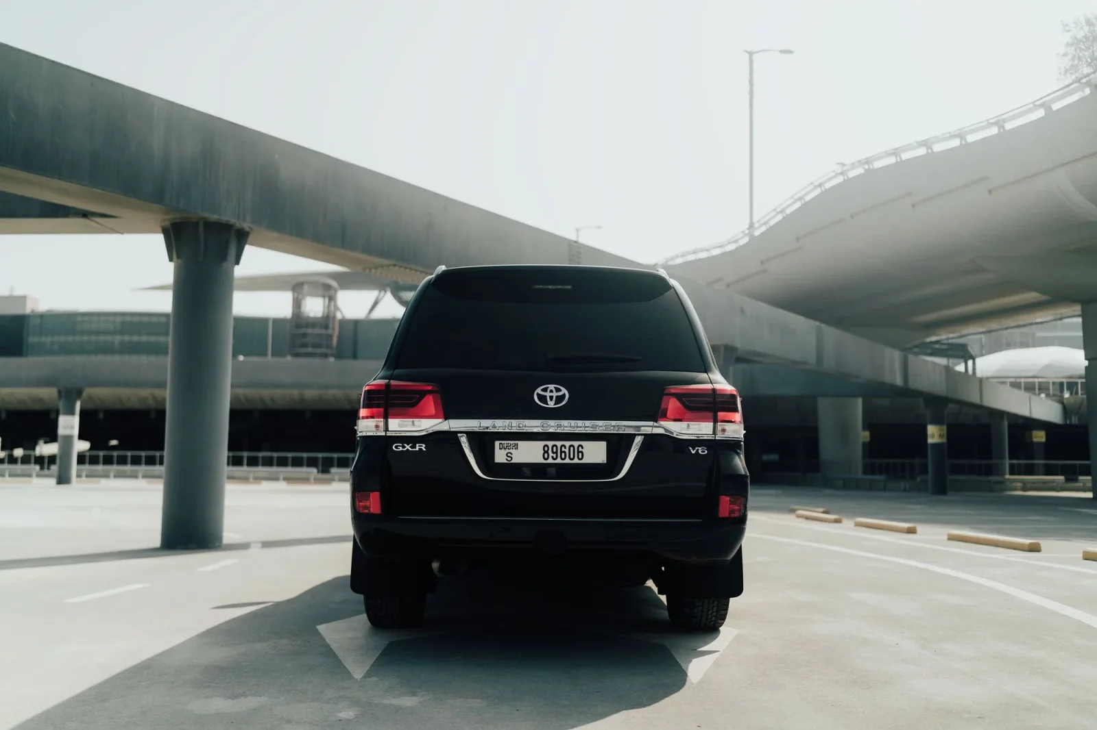 Alquiler Toyota Land Cruiser 200 Negro 2021 en Dubái - 4 