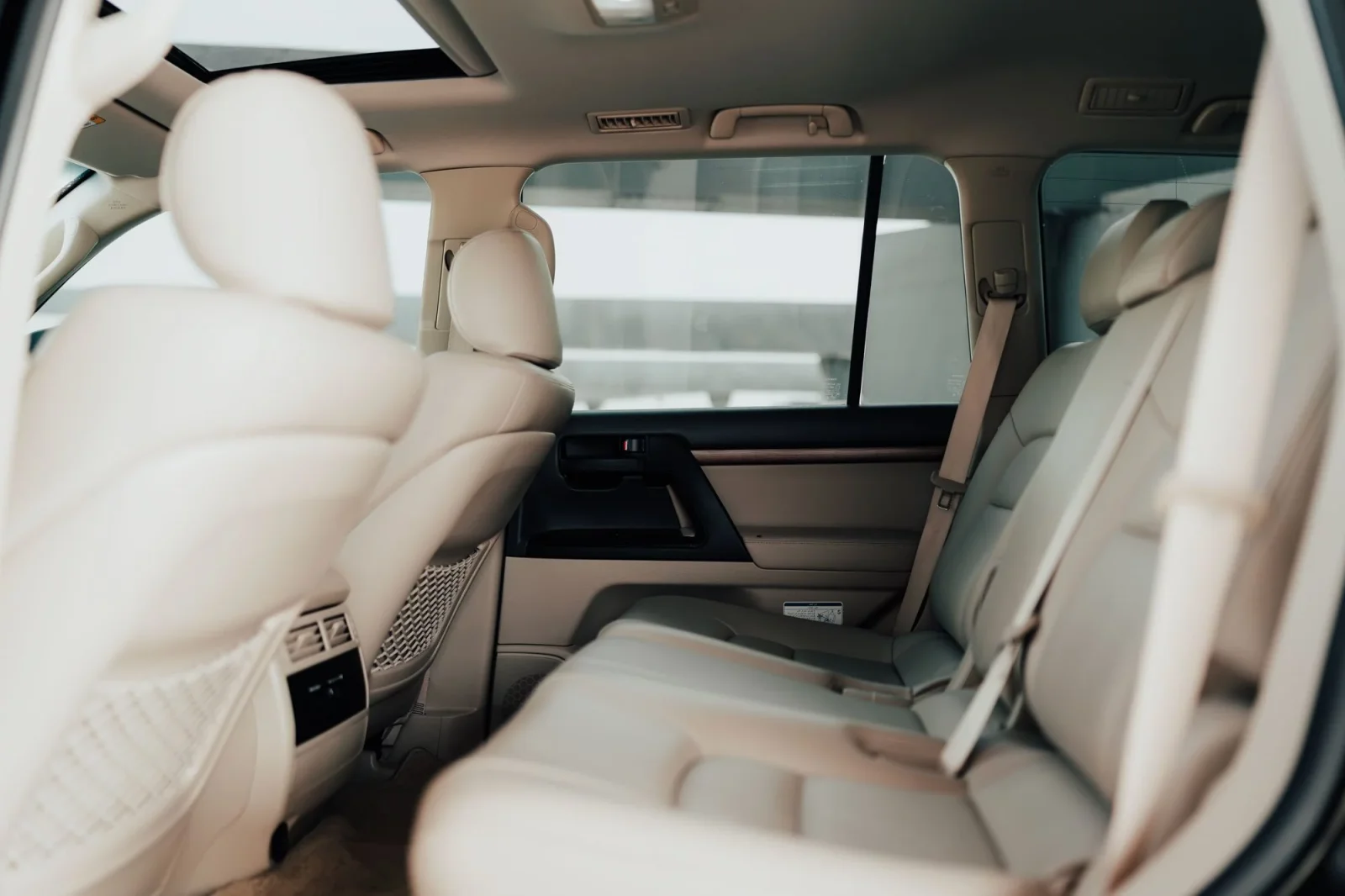 Alquiler Toyota Land Cruiser 200 Negro 2021 en Dubái - 8 