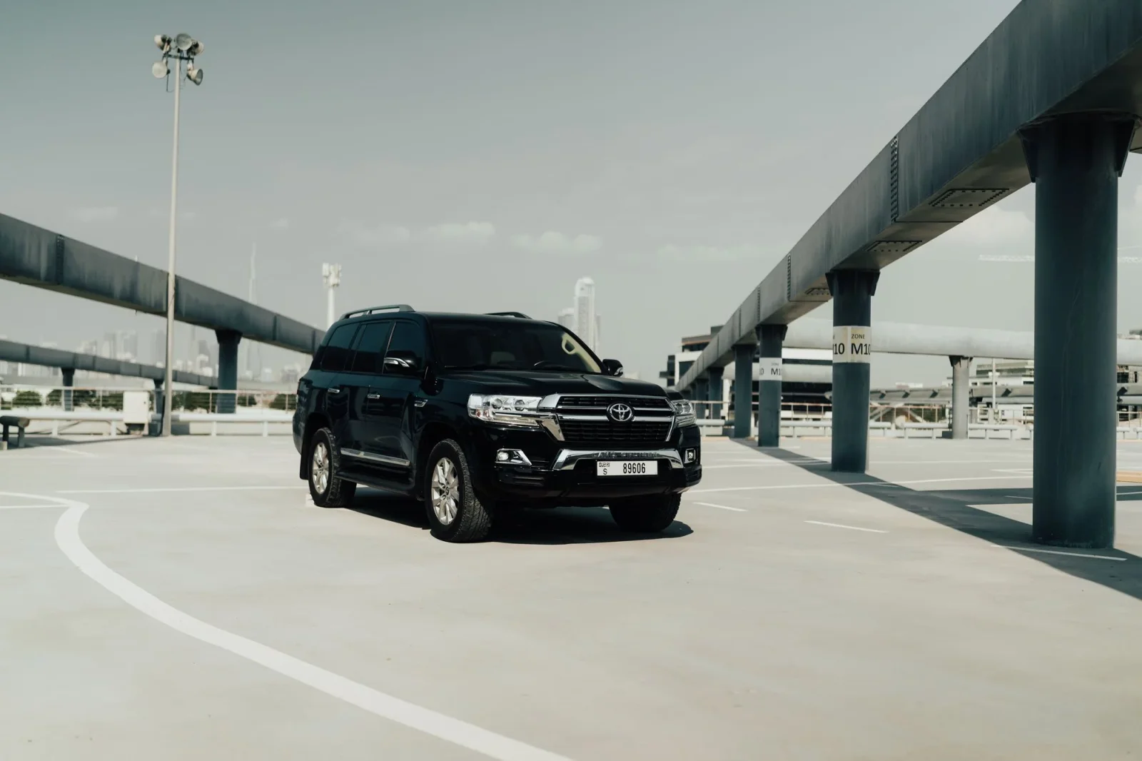 Alquiler Toyota Land Cruiser 200 Negro 2021 en Dubái - 2 