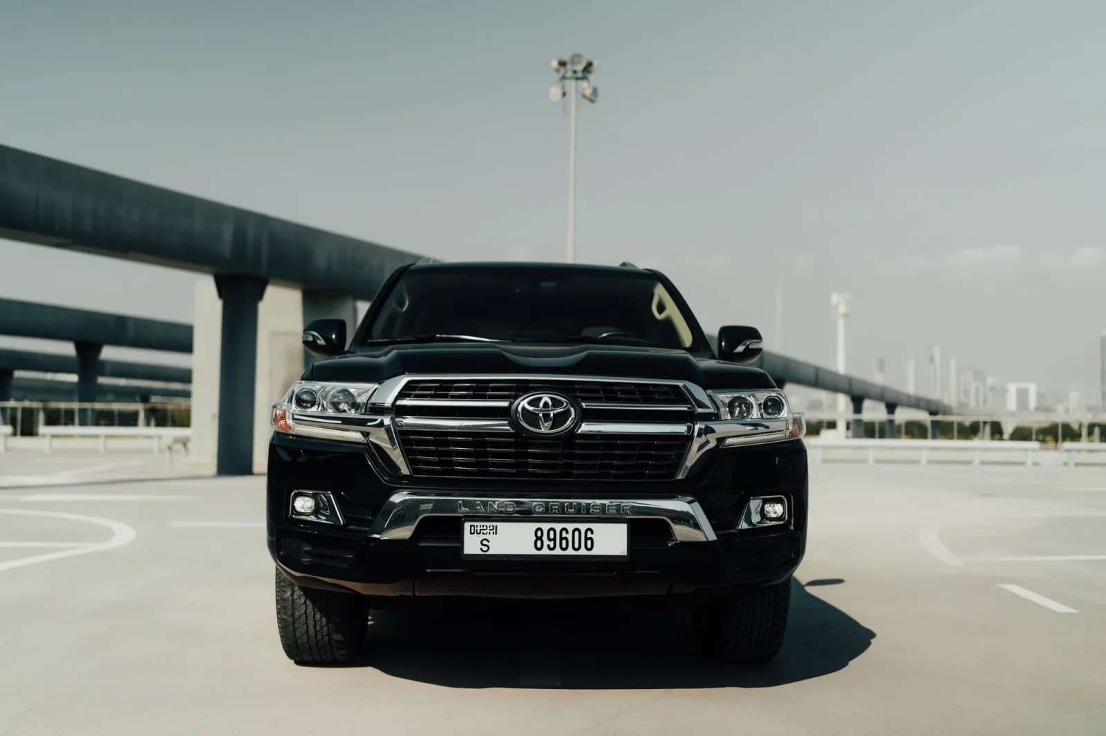 Miete Toyota Land Cruiser 200 Schwarz 2021 in der Dubai