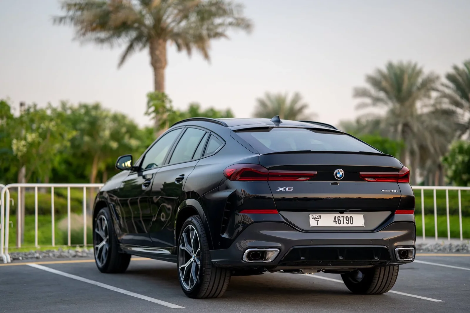 Huren BMW X6  Zwart 2022 in Dubai - 5 