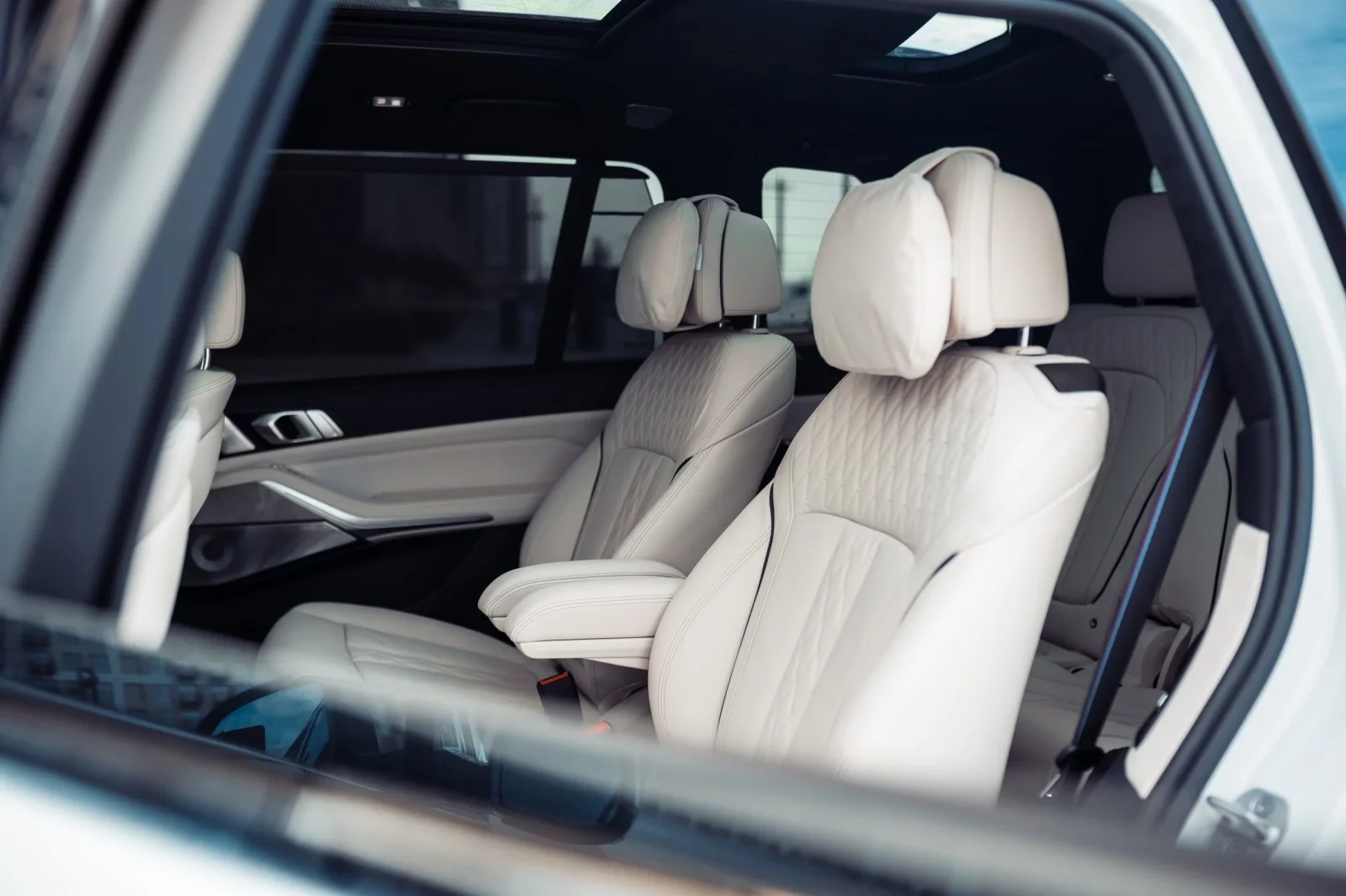 Affitto BMW X7  Bianco 2023 in Dubai - 9 