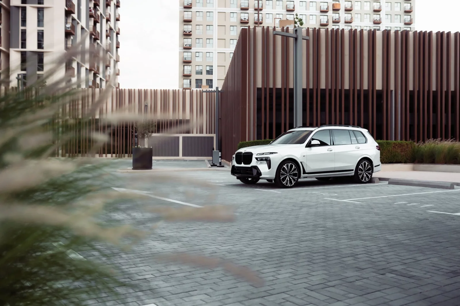 Miete BMW X7  Weiß 2023 in der Dubai