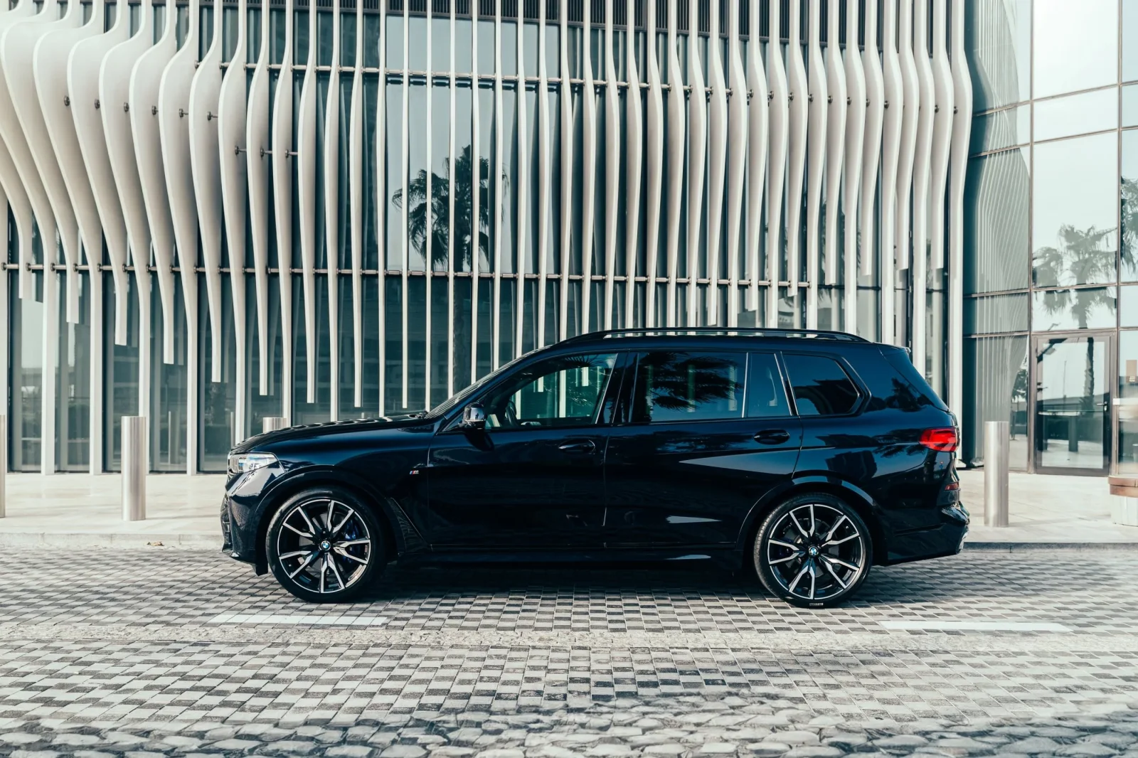 Huren BMW X7  Blauw 2021 in Dubai - 3 