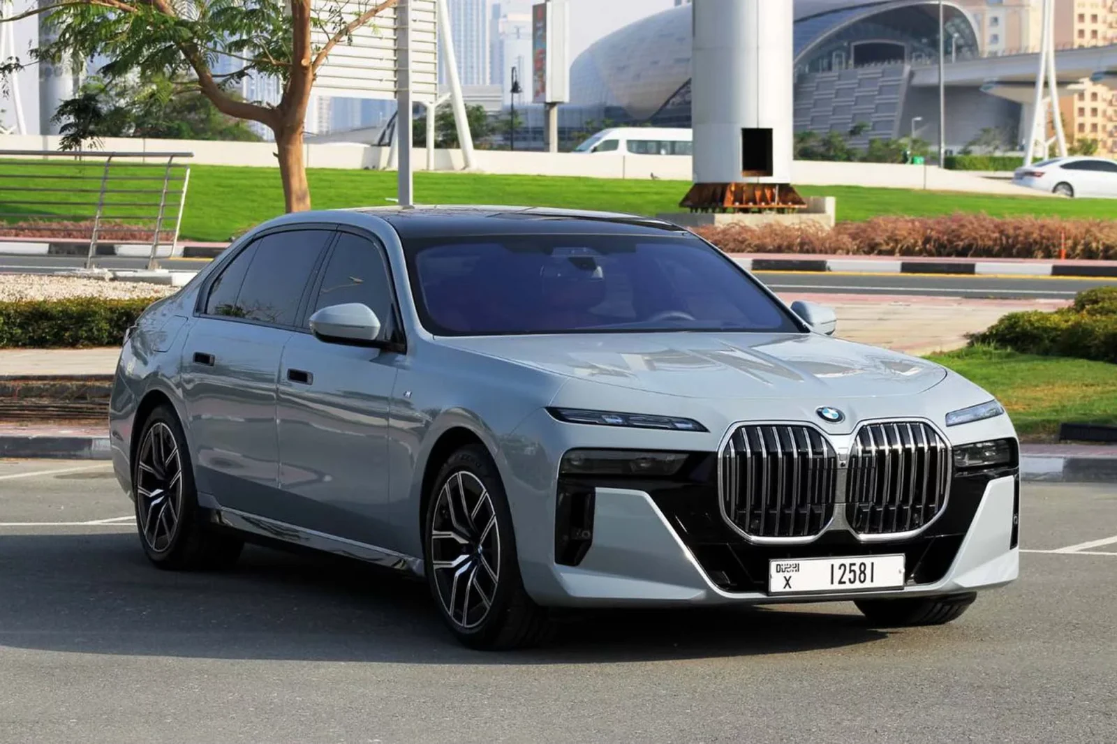 Loyer BMW 7-Series 735li Gris 2023 en Dubai