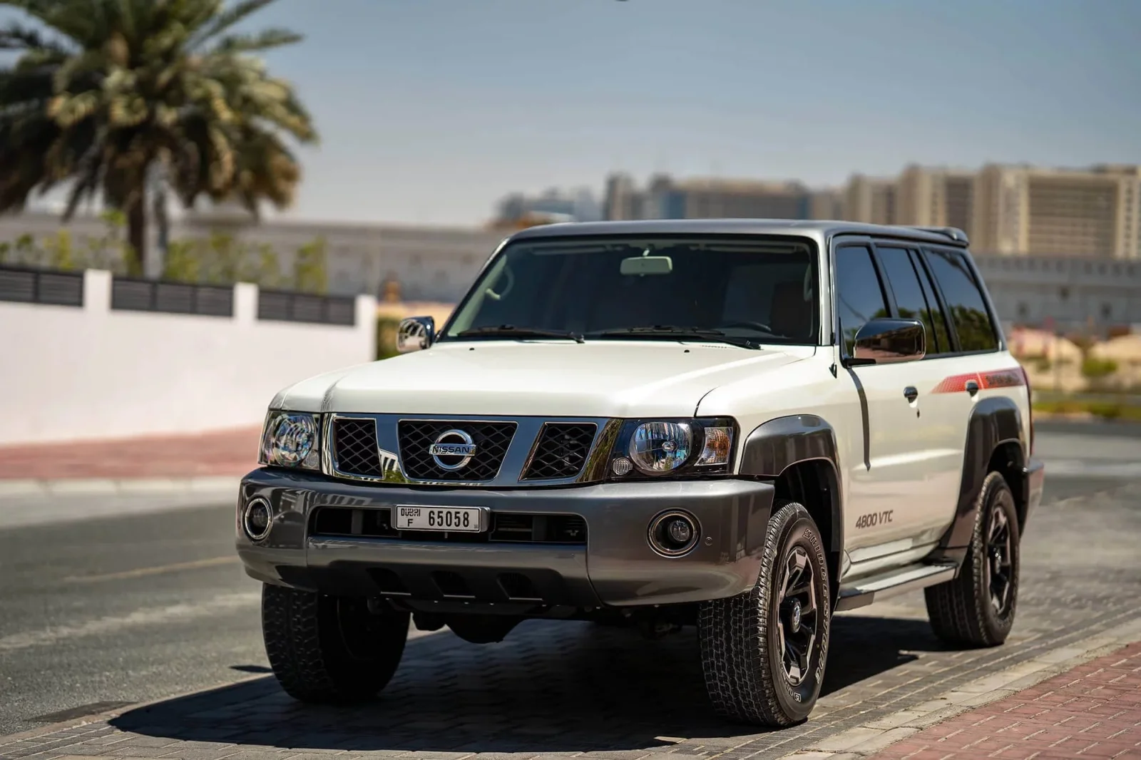 Miete Nissan Patrol Super Safari Weiß 2022 in der Dubai