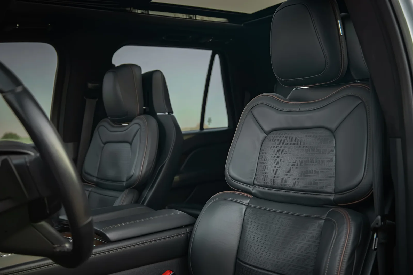 Miete Lincoln Navigator  Silber 2022 in der Dubai - 12 