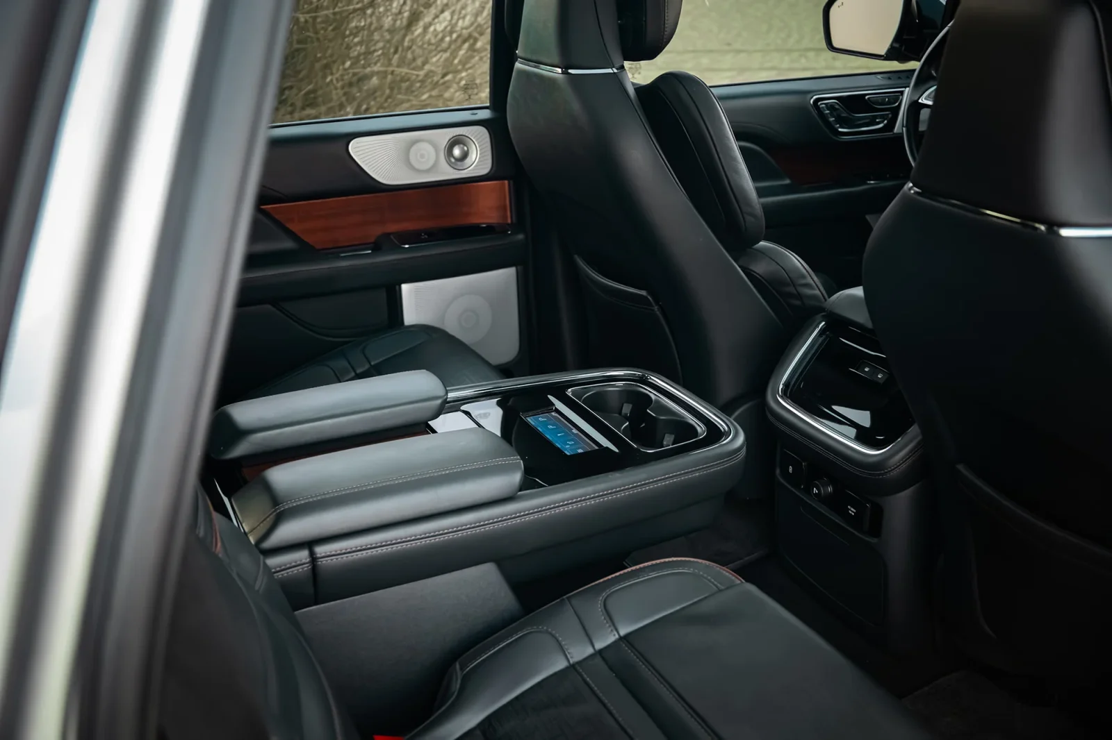 Miete Lincoln Navigator  Silber 2022 in der Dubai - 13 