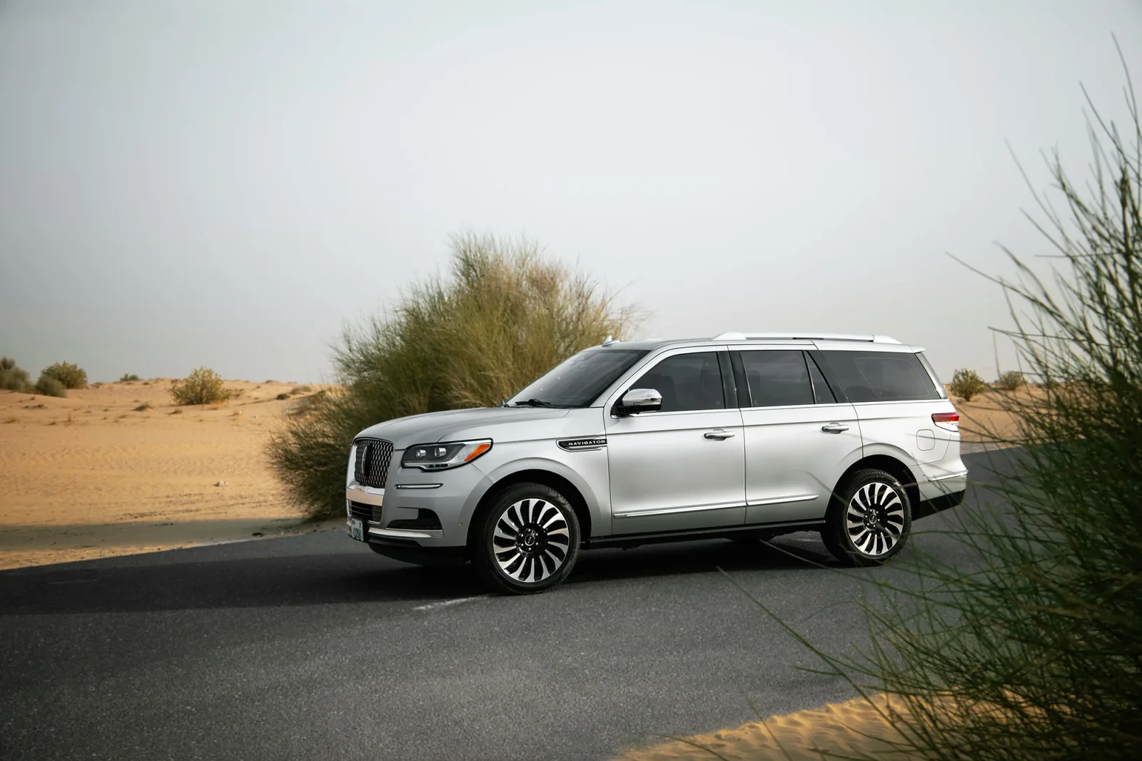 Miete Lincoln Navigator  Silber 2022 in der Dubai - 2 