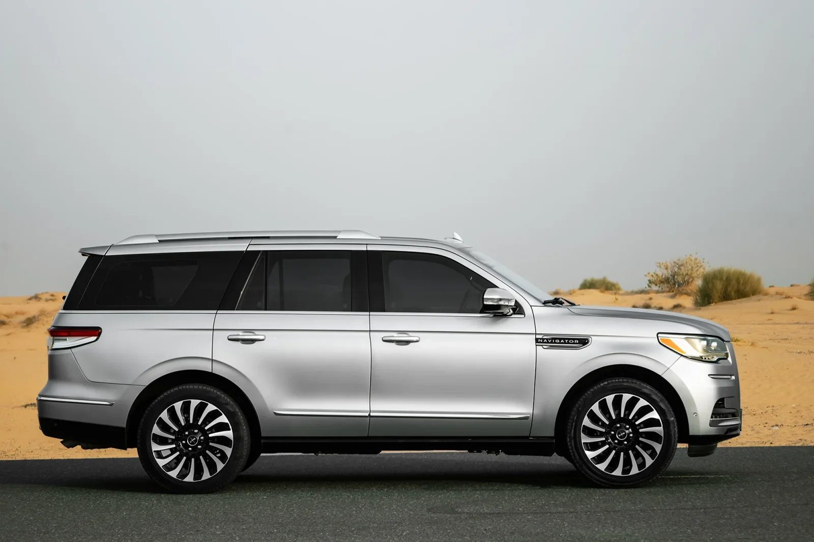 Miete Lincoln Navigator  Silber 2022 in der Dubai - 14 