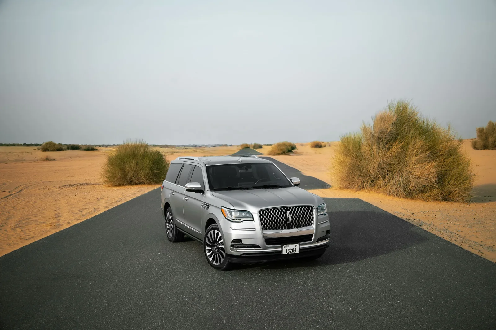 Miete Lincoln Navigator  Silber 2022 in der Dubai - 8 