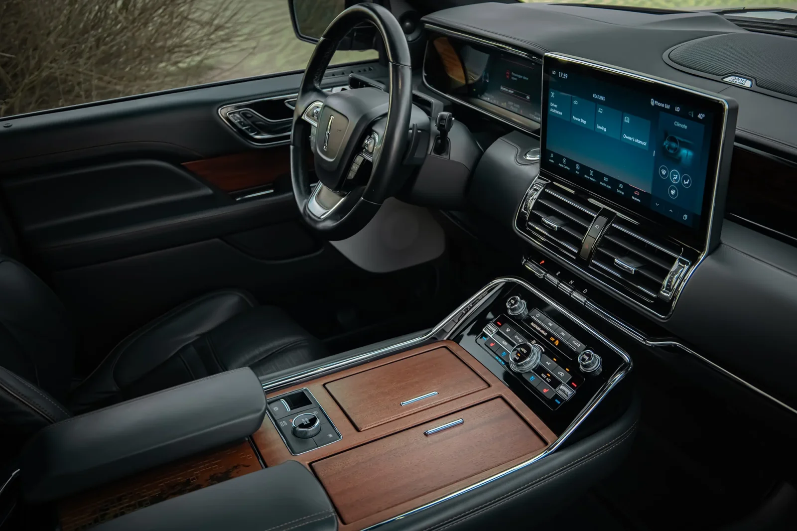 Miete Lincoln Navigator  Silber 2022 in der Dubai - 3 