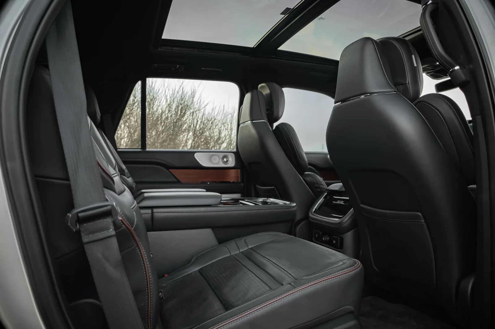 Miete Lincoln Navigator  Silber 2022 in der Dubai - 6 