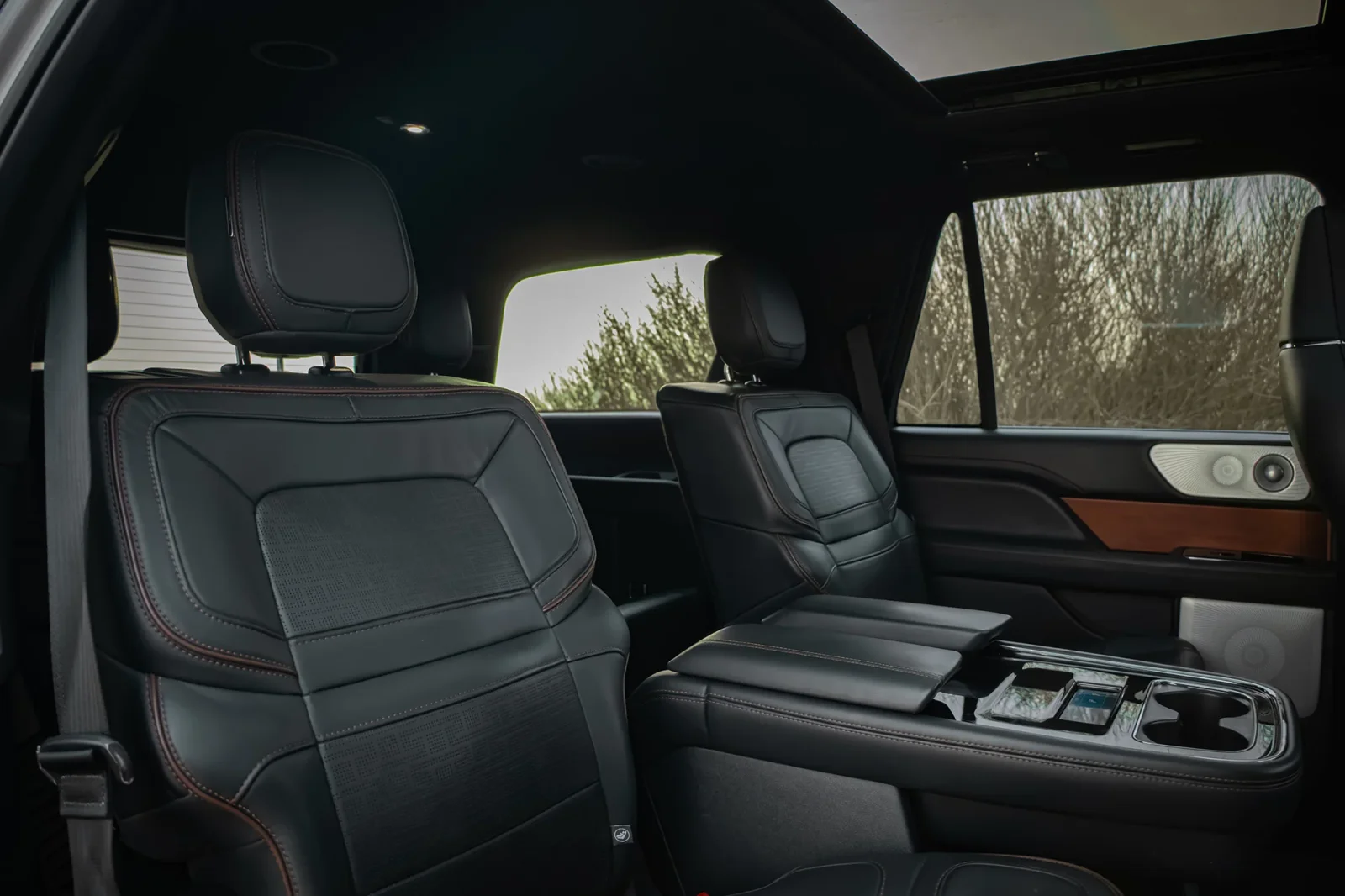 Miete Lincoln Navigator  Silber 2022 in der Dubai - 10 