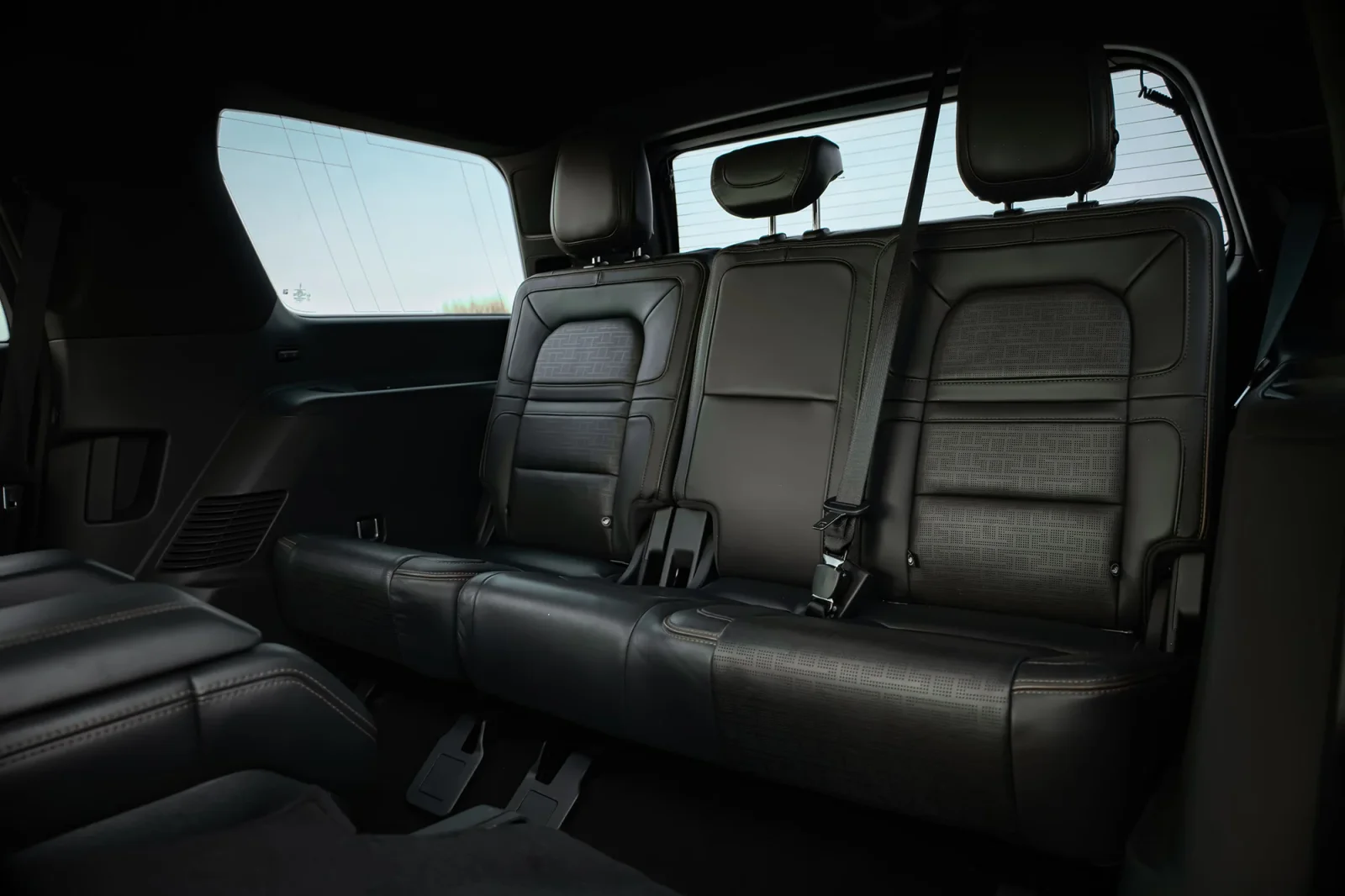 Miete Lincoln Navigator  Silber 2022 in der Dubai - 11 