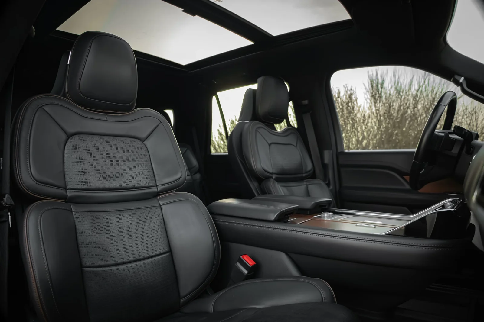 Miete Lincoln Navigator  Silber 2022 in der Dubai - 5 