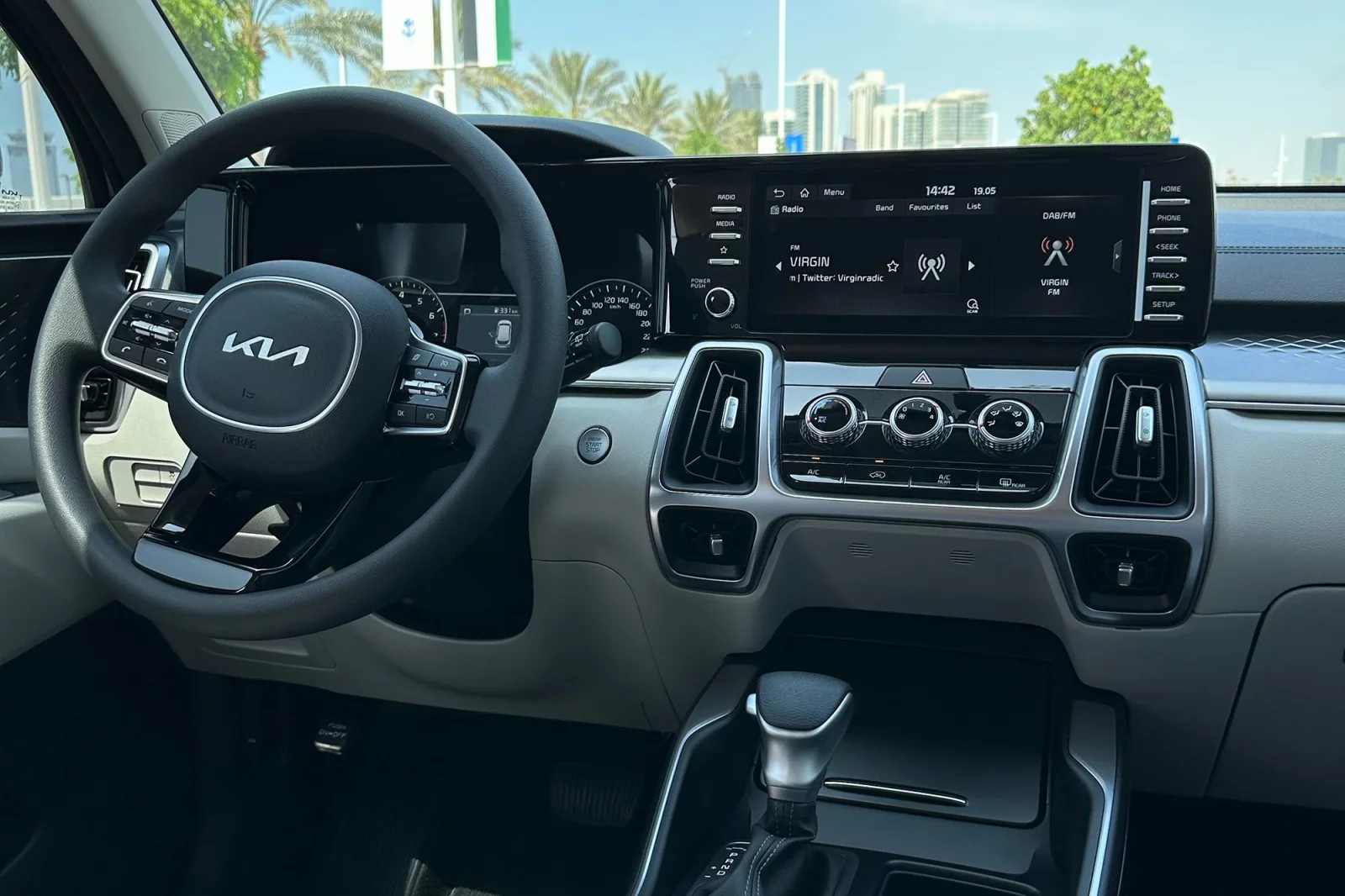 Loyer Kia Sorento  Gris 2023 en Dubai - 7 